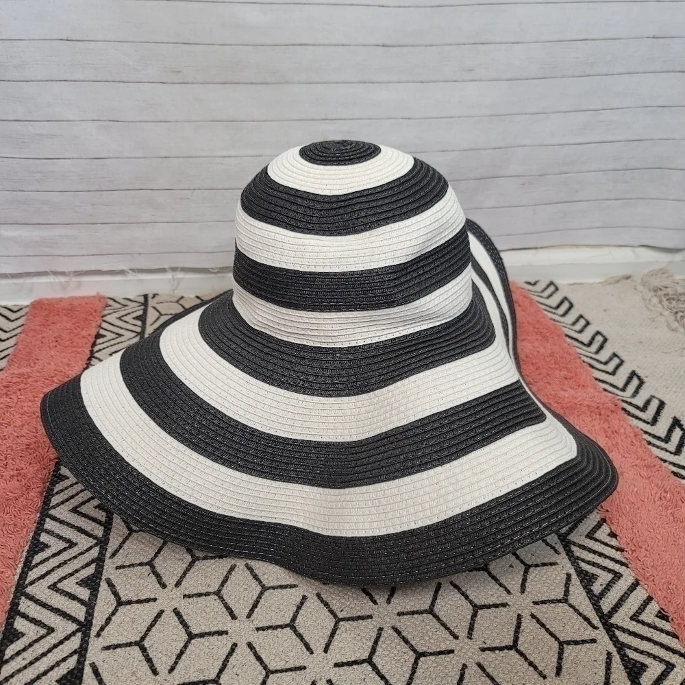 BLACK & WHITE WIDE STRIPE WIDE BRIM SUN HAT